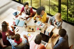 gebruikers van focusgroepen die een nieuw Product testen 